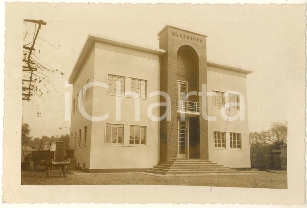 1938 ARCHITETTURA FASCISMO PANTIGLIATE (MI) Nuovo Municipio *Foto 16x11 cm  Fotografia originale d'epoca, con timbro datario e didascalia al verso. POOR/danneggiato macchie di inchiostro Formato: 16x11 cm originale e autentica 1