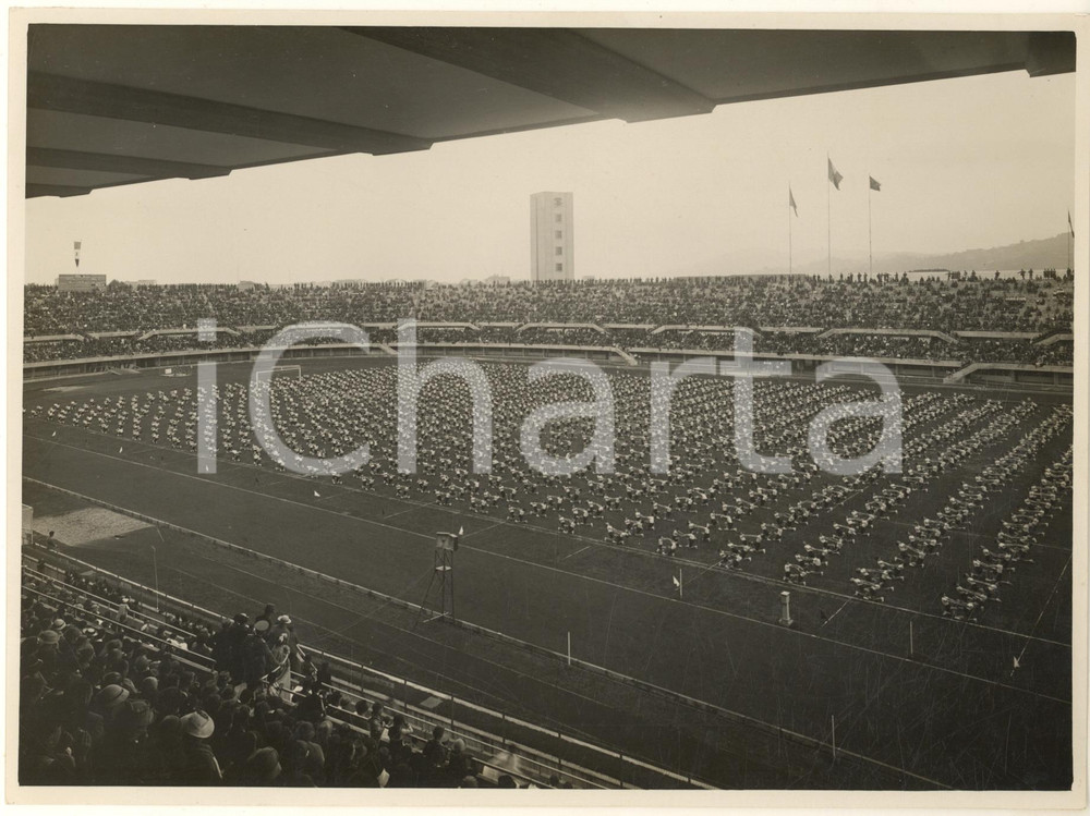 1936 TORINO Stadio Mussolini - VIII Festa Ginnastica ONB - Lotta greco-romana  Fotografia originale d'epoca, con timbro datario e didascalia dattiloscritta al verso.La scena mostra un esercizio obbligatorio di lotta greco-romana per avanguardisti. GOOD/buono  Formato: 24x18 cm originale e autentica 1