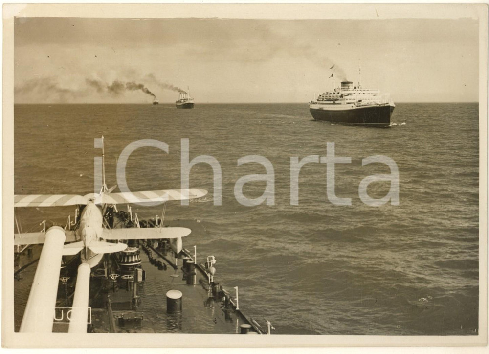 1938 GAETA (NA) Colonna di navi che portano i coloni italiani in Libia *Foto  Fotografia originale d'epoca, con didascalia dattiloscritta al verso. FAIR/discreto piccoli difetti di stampa Formato: 18x13 cm originale e autentica 1