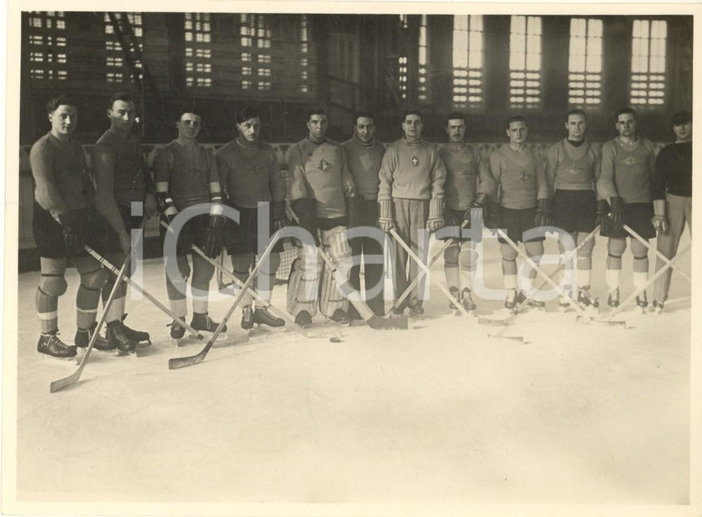 1935 ORTISEI (BZ) Littoriali della Neve - Squadra di hockey su ghiaccio *Foto  Fotografia originale d'epoca, con timbro datario e didascalia dattiloscritta al verso. GOOD/buono  Formato: 16x12 cm originale e autentica 1