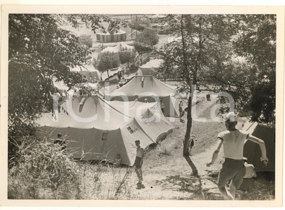 1940 ROMA - MACCHIA MADAMA - Campo Avanguardisti corso cadetti e capicenturia  Fotografia originale d'epoca, con didascalia dattiloscritta al verso.Si tratta del campeggio per avanguardisti partecipanti al Corso Nazionale per cadetti e capicenturia. FAIR/discreto lievi graffi e rigature Formato: 18x13 cm originale e autentica 1