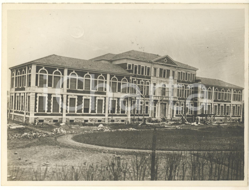 1935 ca ARCHITETTURA ROVIGO Casa del Balilla in costruzione *Foto 24x18 cm  Fotografia originale d'epoca, con didascalia al verso. POOR/danneggiato bassa qualità di stampa, difetti di stampa Formato: 24x18 cm originale e autentica 1