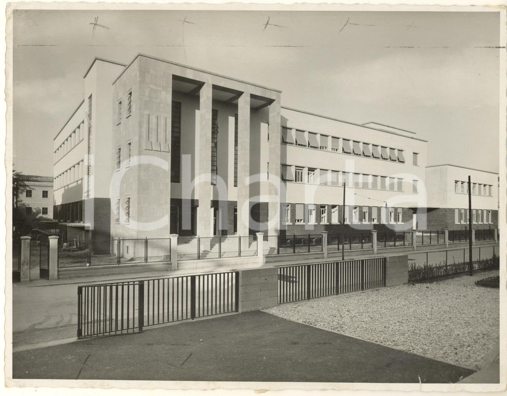 1937 ARCHITETTURA PADOVA Regia Università - Nuovo Istituto Chimica Farmaceutica  Fotografia originale d'epoca, con timbro datario e didascalia al verso. POOR/danneggiato piegature angolari; piccolo strappo al lato inferiore; segni a matita Formato: 24x18 cm originale e autentica 1