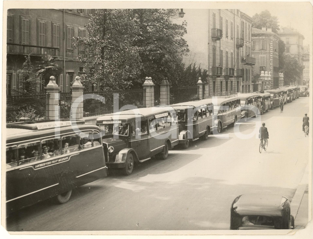 1936 MASSA CARRARA Gita di 1500 dopolavoristi della Montecatini di Milano *Foto  Fotografia originale d'epoca, con timbro datario e didascalia al verso. POOR/danneggiato mancanze angolari su tre lati Formato: 24x18 cm originale e autentica 1