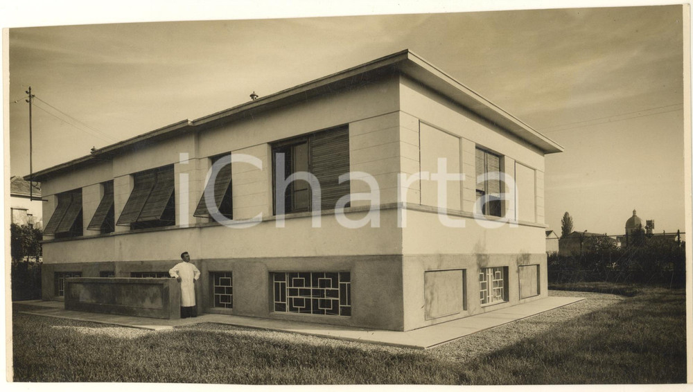 1934 ARCHITETTURA DESIO (MB) Dispensario antitubercolare *Foto 23x14 cm  Fotografia originale d'epoca, con timbro datario e didascalia al verso.FOTOGRAFO: Luigi Stucchi - Milano POOR/danneggiato margini rifilati Formato: 23x14 cm originale e autentica 1