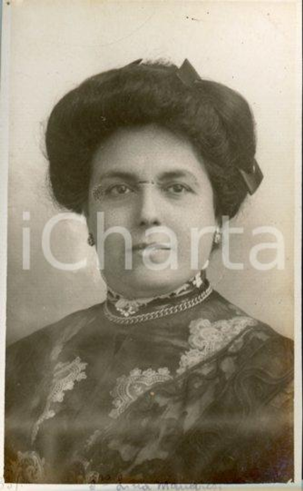 1915 ca ROMA Lina MANDRESI  - Ritratto - Fotocartolina Luigi GREA Fotografia originale d'epoca, in formato cartolina postale.Si tratta di uno scatto realizzato da un fotografo amatoriale, Luigi "Gigi" Grea, funzionario delle ferrovie.Didascalia manoscritta. FAIR/discreto forellini di affissione; minime macchie Formato: 9x14 cm originale e autentica 1