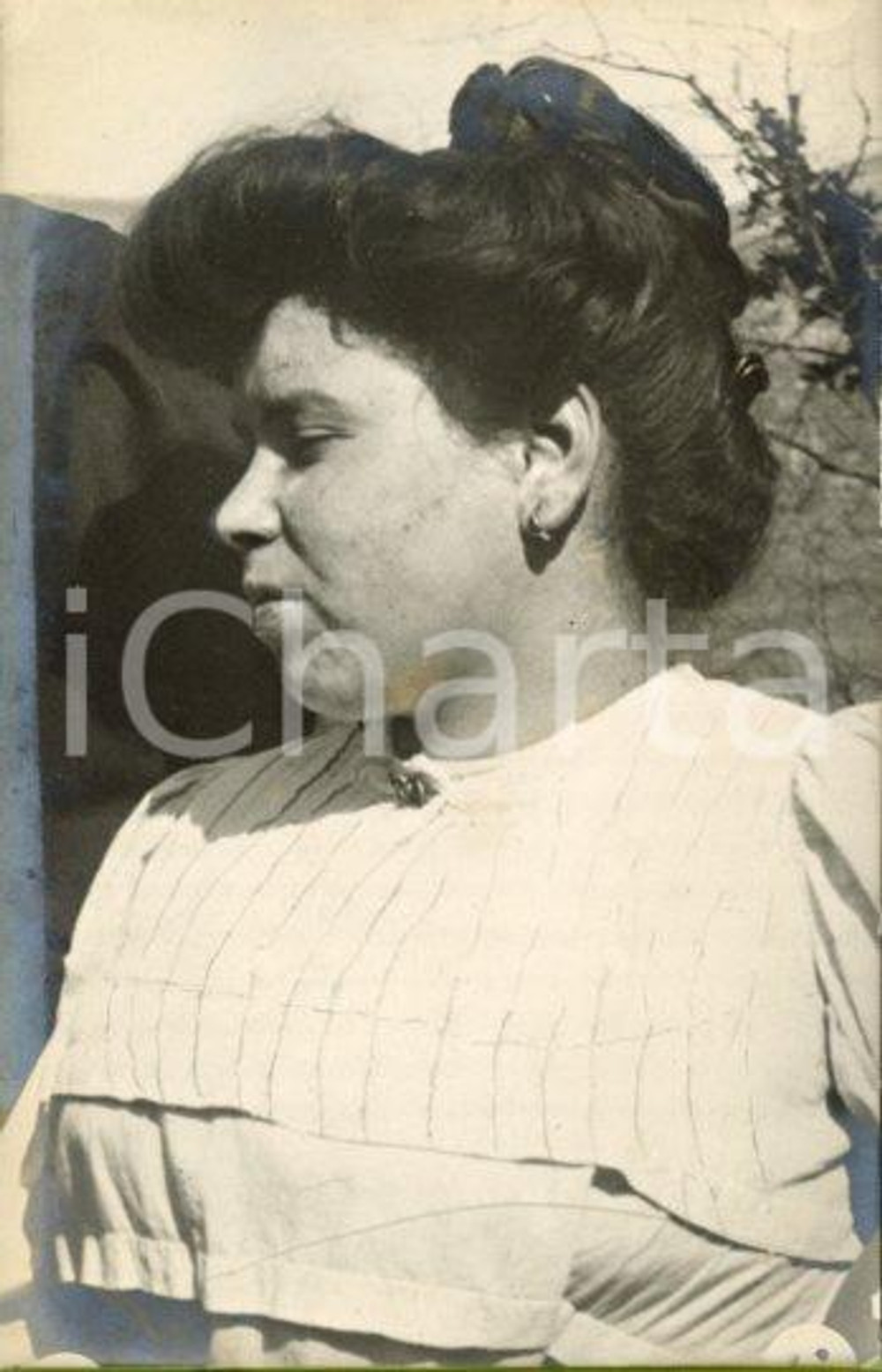 1909 ROMA Villa Adriana - Ritratto di Ines NUCCITELLI - Fotocartolina Luigi GREA Fotografia originale d'epoca, in formato cartolina postale.Si tratta di uno scatto realizzato da un fotografo amatoriale, Luigi "Gigi" Grea, funzionario delle ferrovie.Didascalia al verso; alone al lato sinistro. GOOD/buono  Formato: 9x14 cm originale e autentica 1