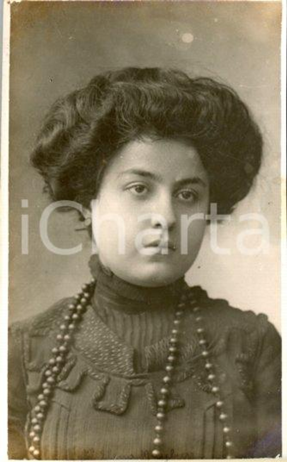 1915 ca ROMA Elena MAGLIERI - Ritratto con collana - Foto Luigi GREA Fotografia originale d'epoca, in formato cartolina postale.Si tratta di uno scatto realizzato da un fotografo amatoriale, Luigi "Gigi" Grea, funzionario delle ferrovie.Didascalie manoscritte. FAIR/discreto piccoli fori di affissione; aloni Formato: 9x14 cm originale e autentica 1