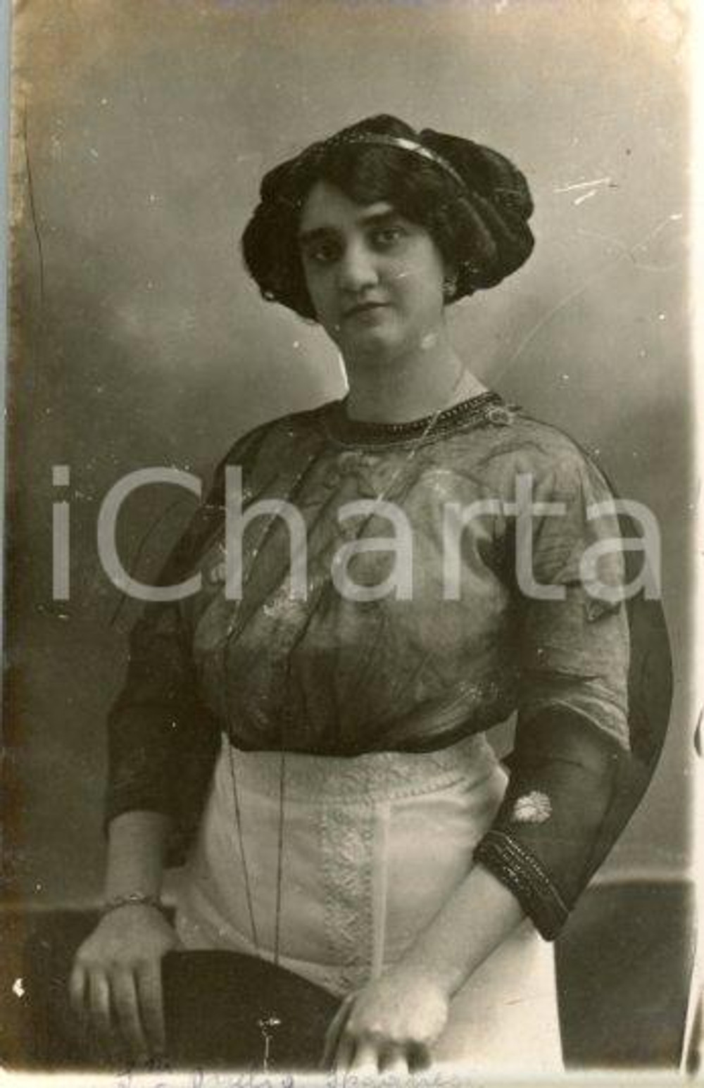 1915 ca ROMA Onelia SPAGNESI - Ritratto con abito in voile - Foto Luigi GREA Fotografia originale d'epoca, in formato cartolina postale.Si tratta di uno scatto realizzato da un fotografo amatoriale, Luigi "Gigi" Grea, funzionario delle ferrovie.Didascalia manoscritta. POOR/danneggiato difetti di stampa Formato: 9x14 cm originale e autentica 1