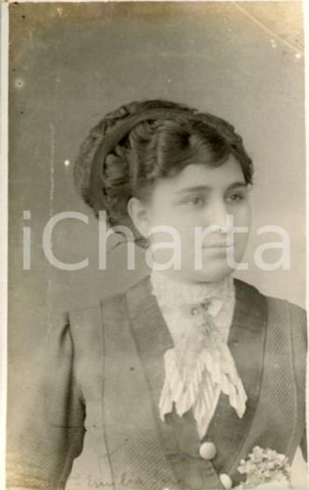 1915 ca ROMA Emilia SORA - Ritratto con acconciatura e fascia - Foto Luigi GREA Fotografia originale d'epoca, in formato cartolina postale.Si tratta di uno scatto realizzato da un fotografo amatoriale, Luigi "Gigi" Grea, funzionario delle ferrovie.Didascalia manoscritta. POOR/danneggiato difetti di stampa Formato: 9x14 cm originale e autentica 1
