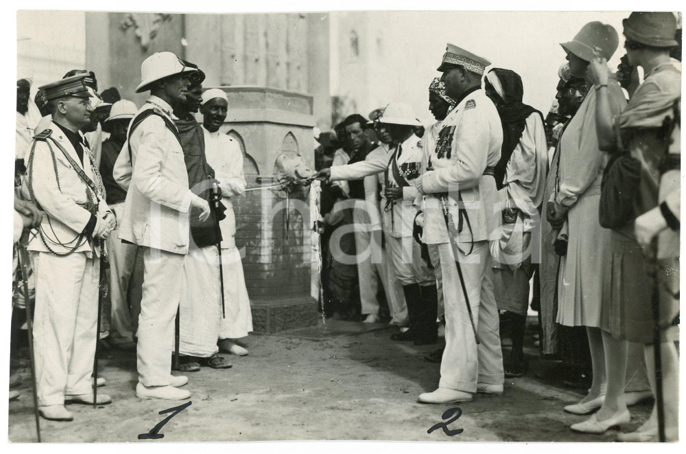 1929 MOGADISCIO Guido CORNI Luigi Amedeo SAVOIA AOSTA inaugurano fontana - Foto  Fotografia originale d'epoca, con timbro datario e didascalia al verso.La fotografia è scattata in occasione del VII annuale della Marcia su Roma, durante l'inaugurazione della prima fontana di acqua potabile del nuovo acquedottoFOTOGRAFO: Foto Pedrini POOR/danneggiato Margini rifilati a mano, bruniture al margine sinistro del verso Formato: 16x10 cm originale e autentica 1