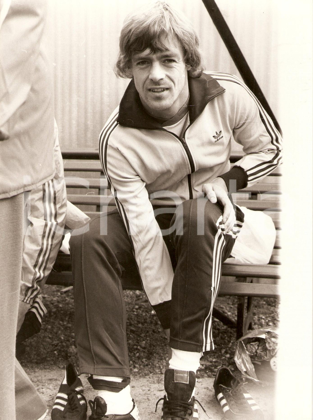 Fotografia d epoca originale 1975 ca OLANDA Calcio Nicolaas Johnny REP prova scarpe ADIDAS Fotografia 1