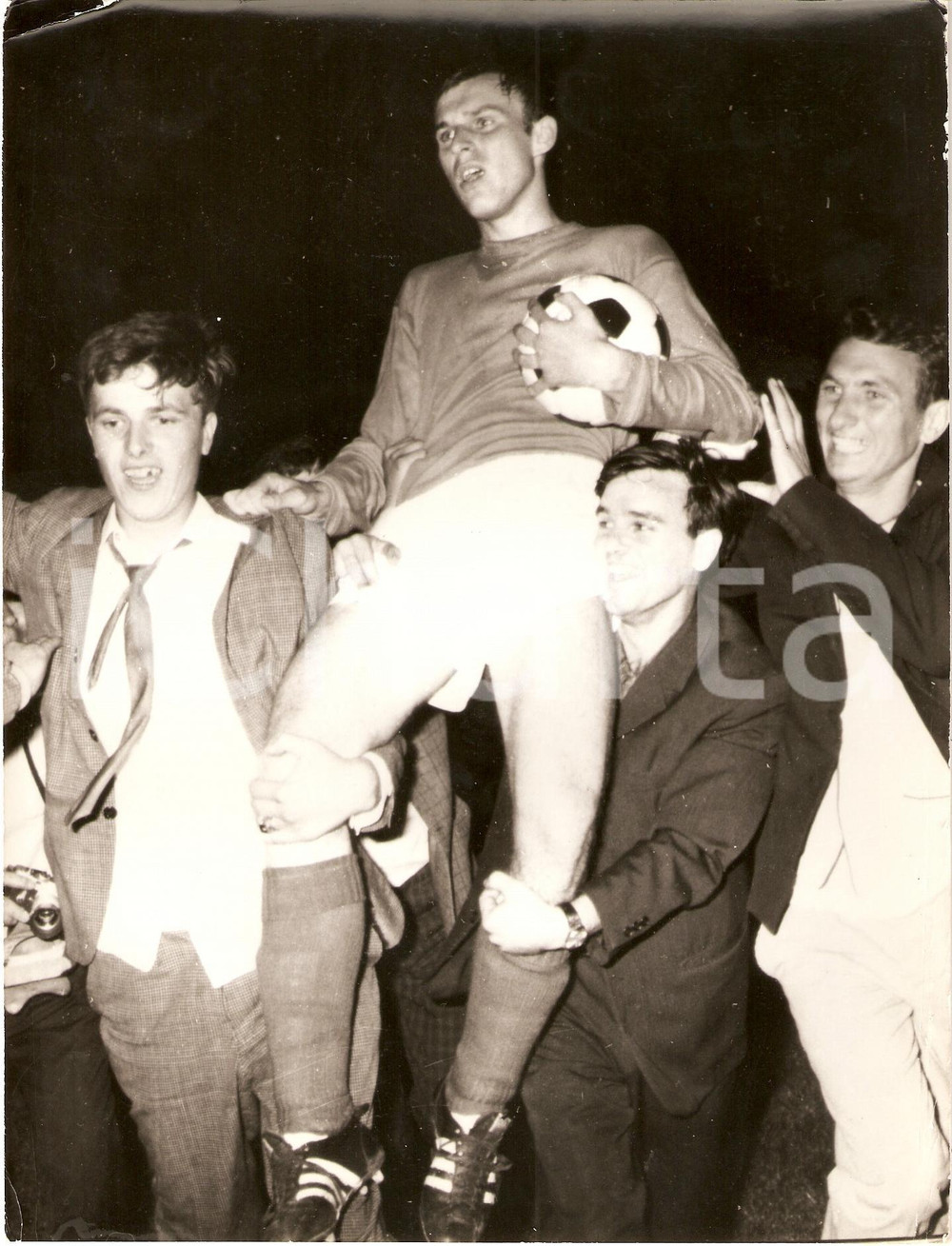 Fotografia d epoca originale 1965 circa JUGOSLAVIA Calcio Dragan DZAJIC festeggia vittoria Fotografia 1