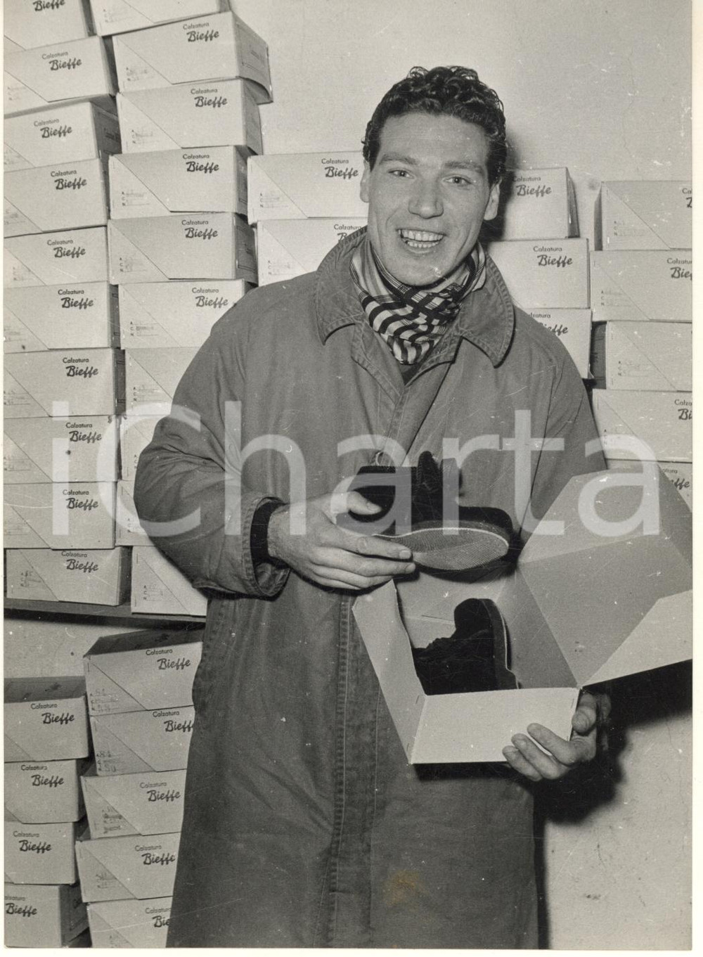 1953 GIRO ITALIA Ciclista Renzo SOLDANI in magazzino calzature BIEFFE *Foto Fotografia originale d'epoca, con didascalia dattiloscritta al verso. FAIR/discreto difetti di stampa; loievi graffi in sovraimpressione Formato: 13x18 cm originale e autentica 1