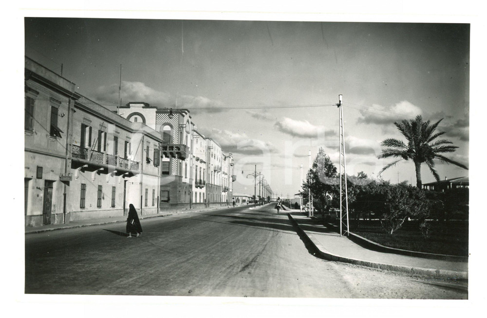 1930 ca BENGASI Viale della Berca - Foto 17x11 cm (1) Fotografia originale d'epoca, con didascalia al verso.FOTOGRAFO: Studio fotografico Dinami - Bengasi FAIR/discreto lievi abrasioni al margine inferiore Formato: 17x11 cm originale e autentica 1