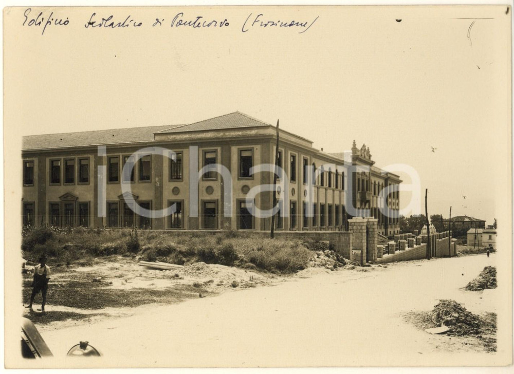 1932 ARCHITETTURA PONTECORVO (FR) Edificio scolastico - Liceo - Foto Fotografia originale d'epoca, con didascalia manoscritta al verso. FAIR/discreto lievi macchie Formato: 18x13 cm originale e autentica 1