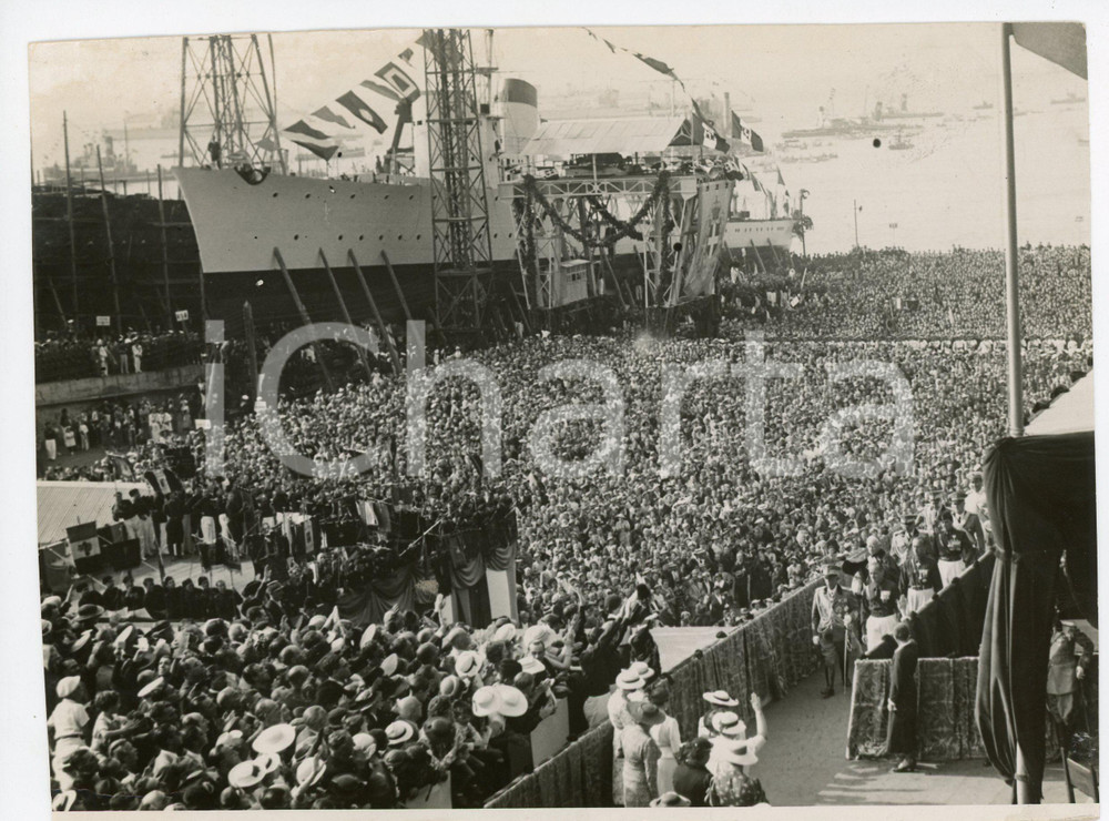 1937 GENOVA Vittorio Emanuele III al varo della Corazzata LITTORIO Foto 20x15 cm Fotografia originale d'epoca, con didascalia al verso. FAIR/discreto Margini rifilati a mano, piegatura all'angolo inferiore sinistro Formato: 20x15 cm originale e autentica 1