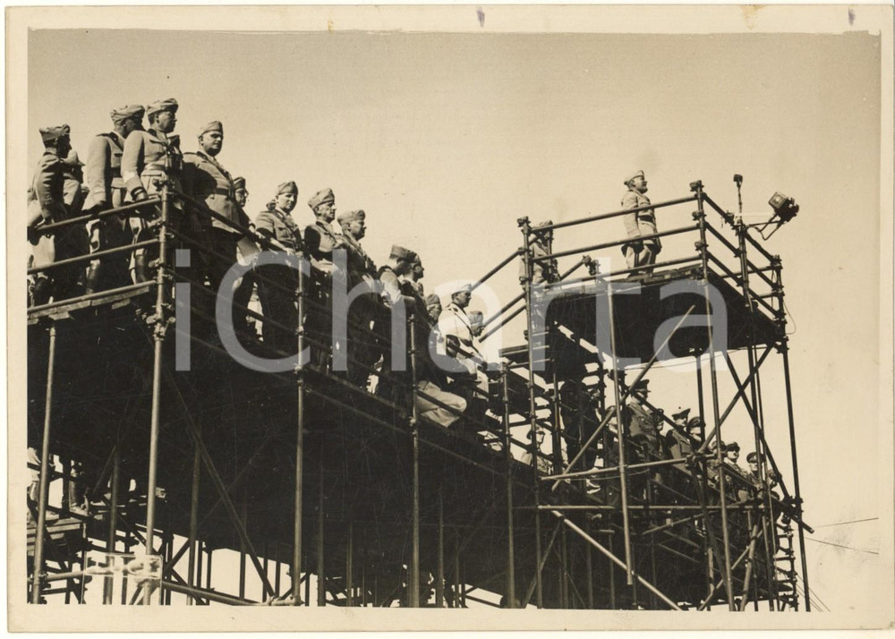 1938 PIANA DEL CAVALIERE (AQ) Discorso di Benito Mussolini alla Divisione Torino Fotografia originale d'epoca, con didascalia dattiloscritta al verso. FAIR/discreto macchie marginali Formato: 18x13 cm originale e autentica 1