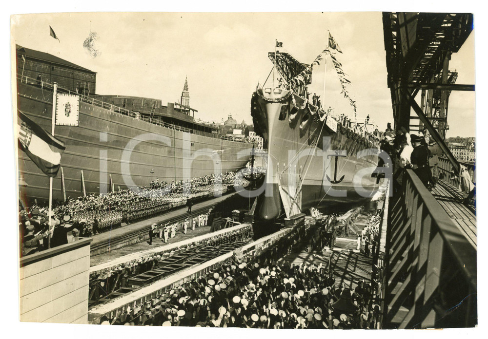1938 KIEL - KRIEGSMARINE Varo dell'incrociatore Prinz Eugen - Foto 21x15 cm Fotografia originale d'epoca, con didascalia al verso. POOR/danneggiato Piegatura al margine sinistro e all'angolo inferiore destro Formato: 21x15 cm originale e autentica 1