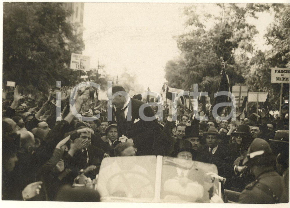1926 PERUGIA Benito Mussolini accolto dalla folla - Fotografia 18x13 cm Fotografia originale d'epoca, con didascalia manoscritta al verso. FAIR/discreto lievi macchie; margini rifilati Formato: 18x13 cm originale e autentica 1