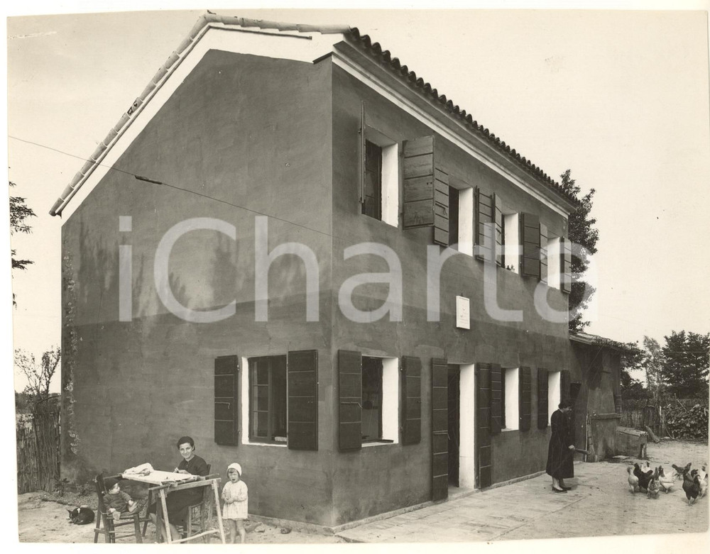 1935 ca Area di PADOVA - ARCHITETTURA - Casa rurale - Foto ANIMATA 21x16 cm Fotografia originale d'epoca, con didascalia manoscritta al verso. FAIR/discreto piccoli difetti di stampa; margini rifilati Formato: 21x16 cm originale e autentica 1
