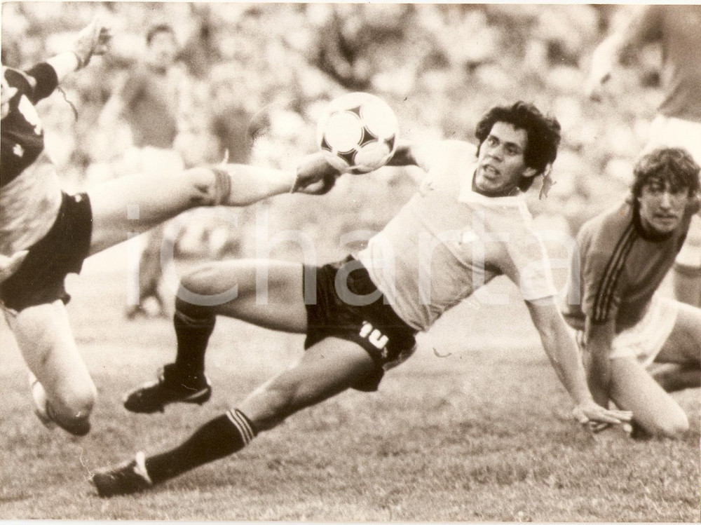 Fotografia d epoca originale 1980 ca URUGUAY Ruben PAZ scivolata Calcio Ritratto Fotografia 1