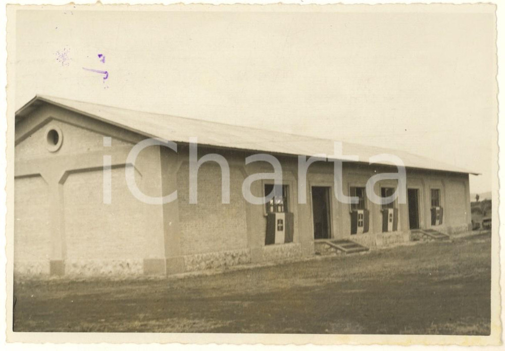 1940 AOI ETIOPIA - GIMMA - Nuove costruzioni al Genio - Foto 15x10 cm Fotografia originale d'epoca, con timbro datario e didascalia al verso. POOR/danneggiato macchie di inchiostro Formato: 15x10 cm originale e autentica 1