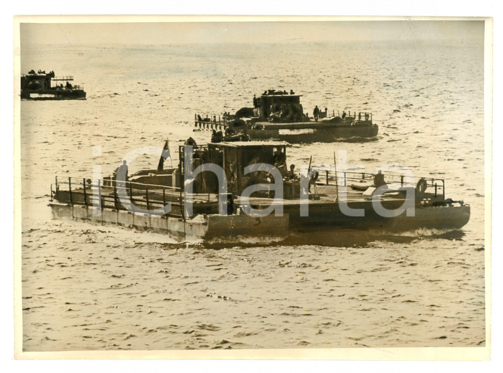 1941 GUERRA AERONAVALE ITALIANA Pontoni dragano le acque - Foto 18x13 cm Fotografia originale d'epoca, con timbro datario e didascalia al verso. POOR/danneggiato Smussature agli angoli, bassa qualità di stampa Formato: 18x13 cm originale e autentica 1