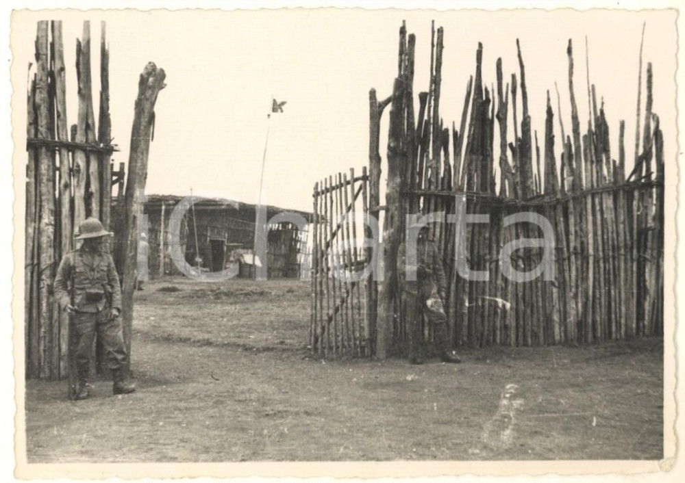 1940 AOI SOMALIA Fortino coloniale italiano - Foto 12x8 cm Fotografia originale d'epoca, con timbro datario e  didascalia al verso. FAIR/discreto difetti di stampa; piegatura angolare Formato: 12x8 cm originale e autentica 1