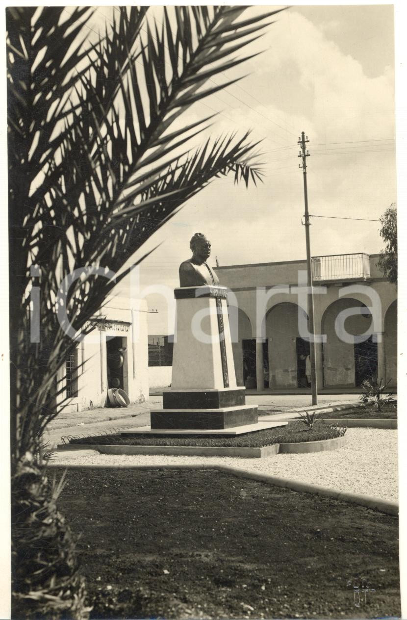 1934 BARCE (LIBIA) Busto di Arnaldo MUSSOLINI in piazza *Fotografia 11x16 cm Fotografia originale d'epoca, con timbro datario e  didascalia al verso. GOOD/buono margini leggermente rifilati Formato: 11x16 cm originale e autentica 1