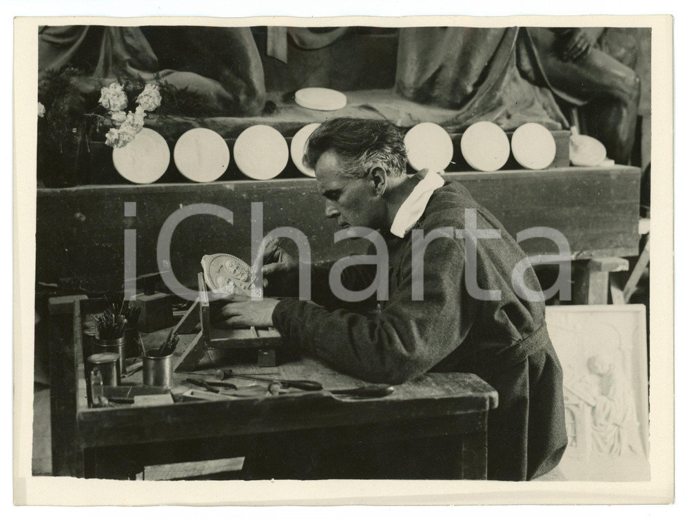 1931 VATICANO Aurelio MISTRUZZI modella le nuove monete - Foto 24x18 cm Fotografia originale d'epoca, con timbro datario e didascalia al verso. POOR/danneggiato Ondulature al margine superiore e inferiore, lievi aloni ai margini Formato: 24x18 cm originale e autentica 1