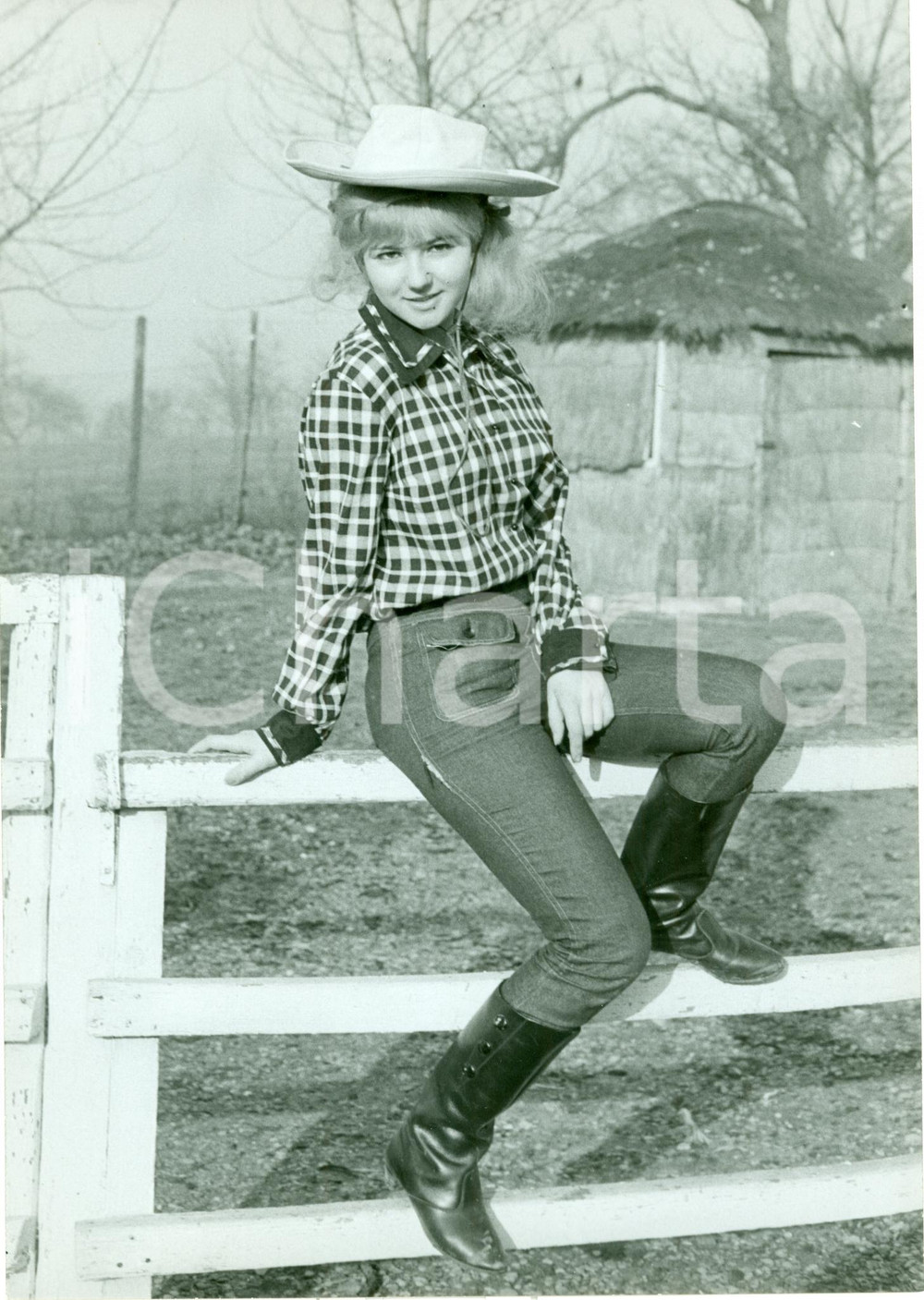 Fotografia d epoca originale 1965 ca USA Mannequin PEGGY in posa in abiti da cowgirl Fotografia 1