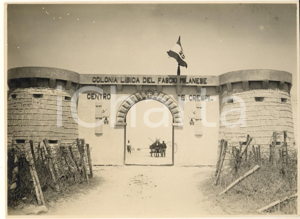 1930 TOCRA (LIBIA ITALIANA) Ingresso Colonia "E. Crespi" *Foto 17x12 cm Fotografia originale d'epoca, con timbro datario e didascalia al verso.E' ritratto l'ingresso principale della Colonia Libica del Fascio Milanese. FAIR/discreto difetti di stampa Formato: 17x12 cm originale e autentica 1