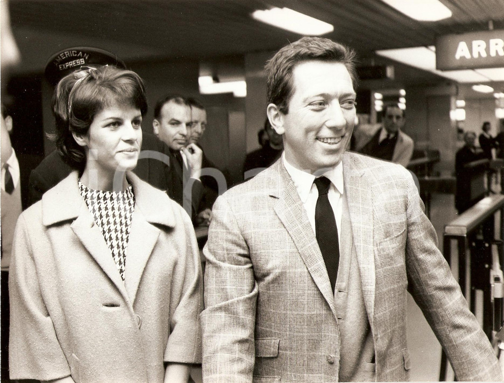 Fotografia d epoca originale 1965 ca PARIS Andy WILLIAMS and his wife Claudine LONGET Portrait Photo 1