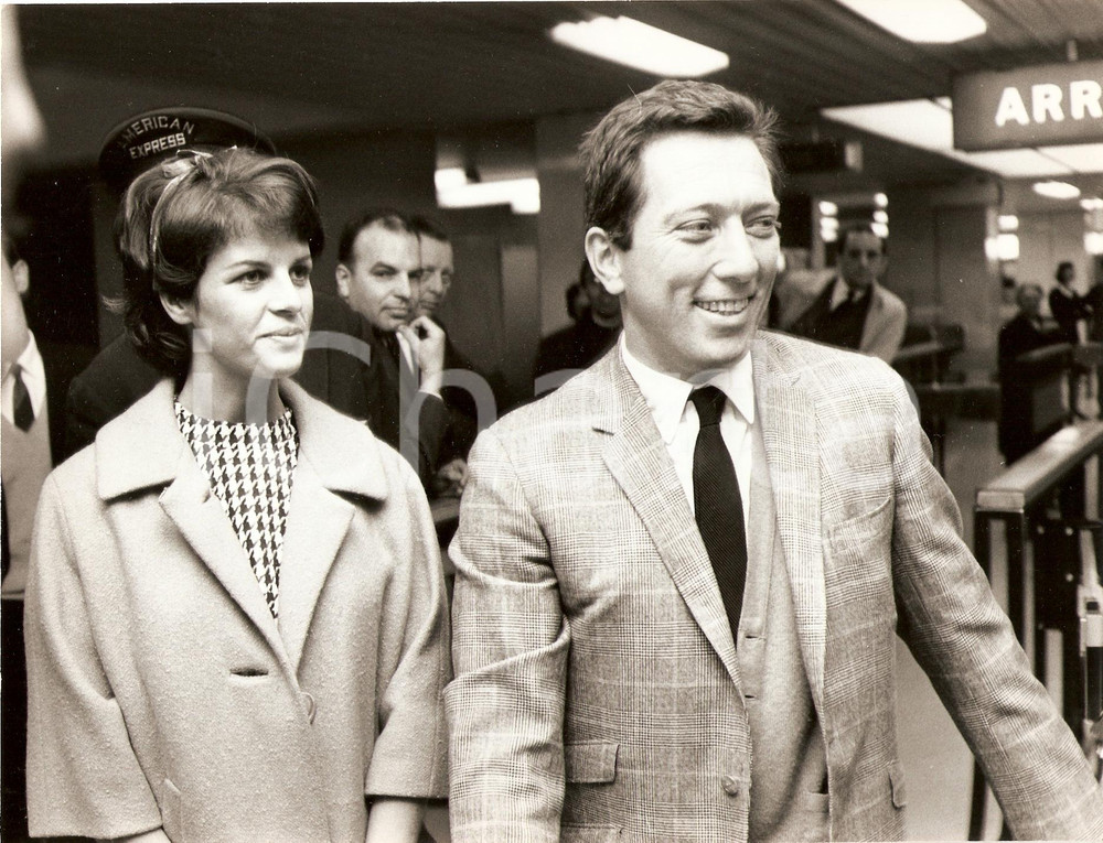Fotografia d epoca originale 1965 ca PARIS Andy WILLIAMS and his wife Claudine LONGET Portrait Photo 1