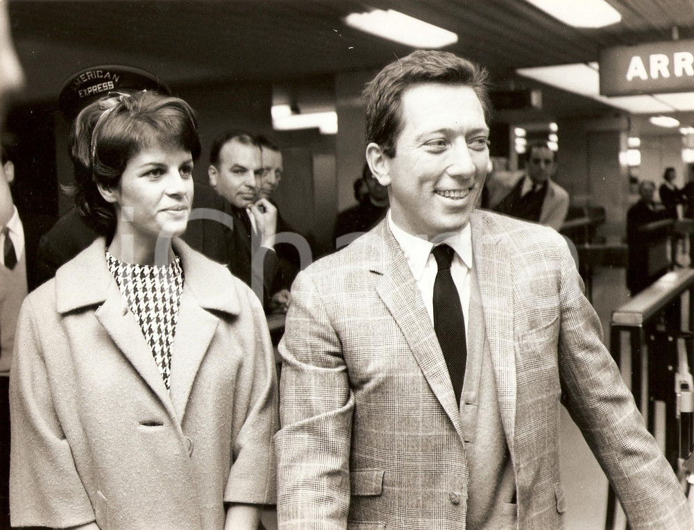 Fotografia d epoca originale 1965 ca PARIS Andy WILLIAMS and his wife Claudine LONGET Portrait Photo 1