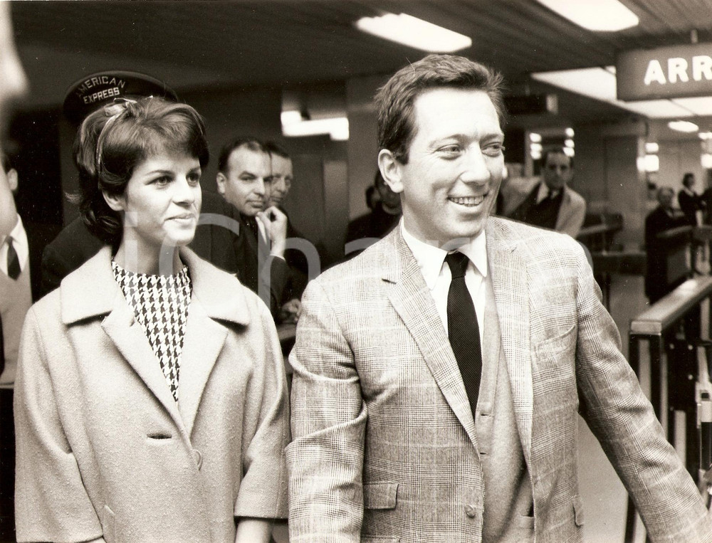 Fotografia d epoca originale 1965 ca PARIS Andy WILLIAMS and his wife Claudine LONGET Portrait Photo 1