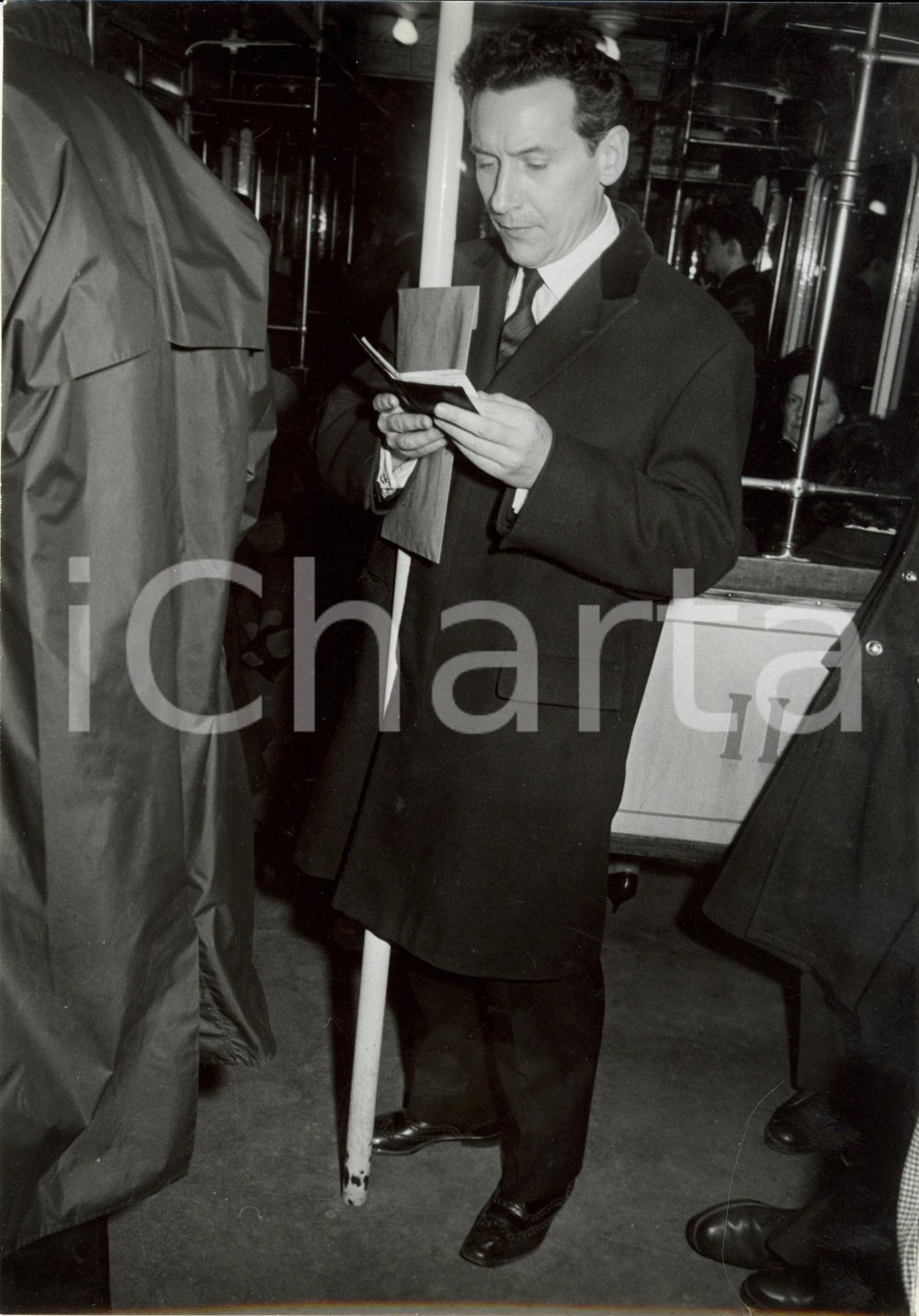 Fotografia d epoca originale 1960 ca PARIS Pierre PERRIN in metropolitana consulta l agenda Fotografia 1