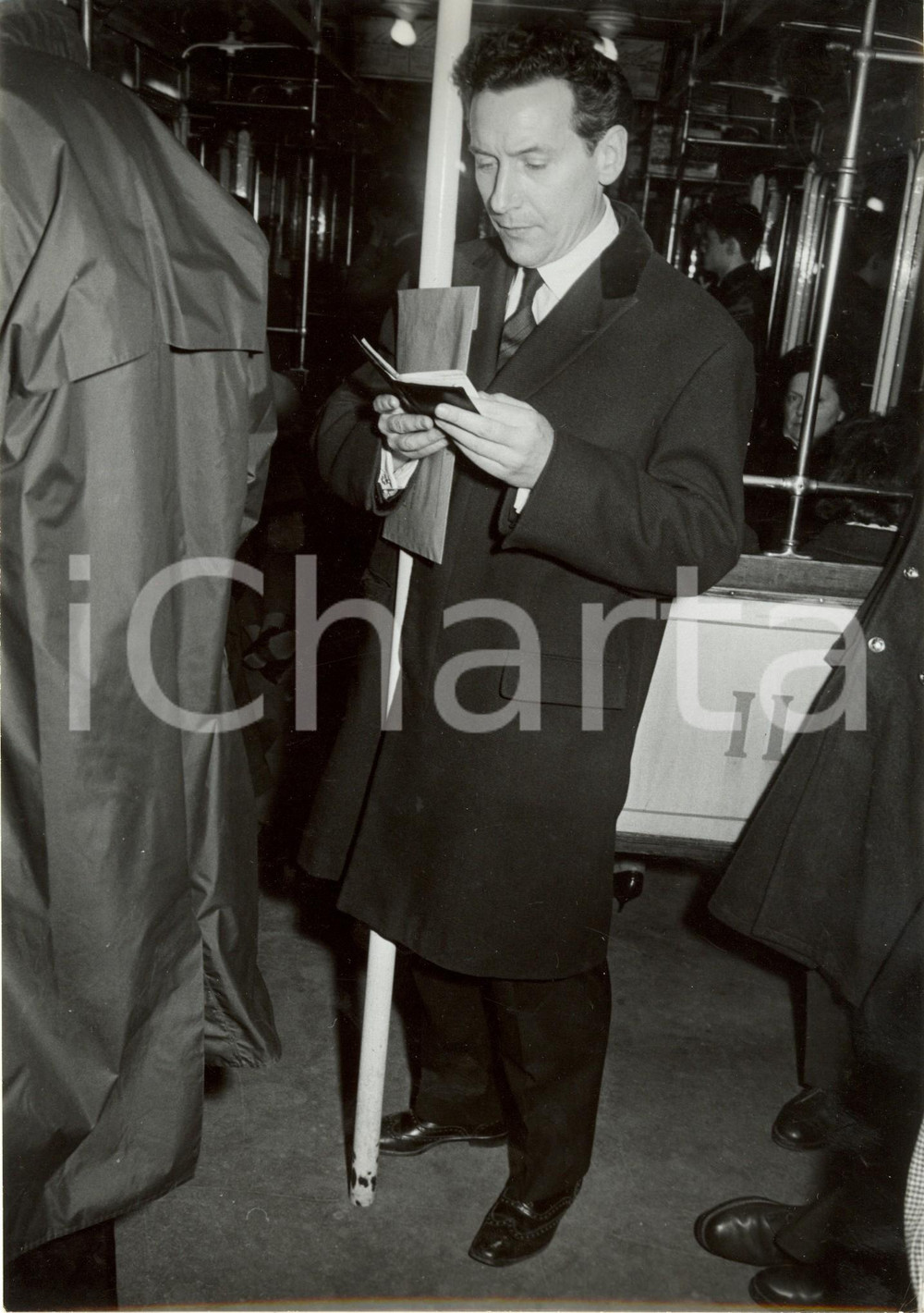 Fotografia d epoca originale 1960 ca PARIS Pierre PERRIN in metropolitana consulta l agenda Fotografia 1