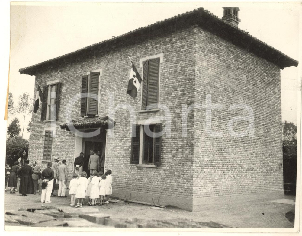 1937 COAZZANO (MI) ARCHITETTURA Nuova casa colonica - Foto ANIMATA 18x13 cm Fotografia originale d'epoca, con didascalia al verso. FAIR/discreto lievi sovraimpressioni e graffi; margini leggermente rifilati Formato: 18x13 cm originale e autentica 1