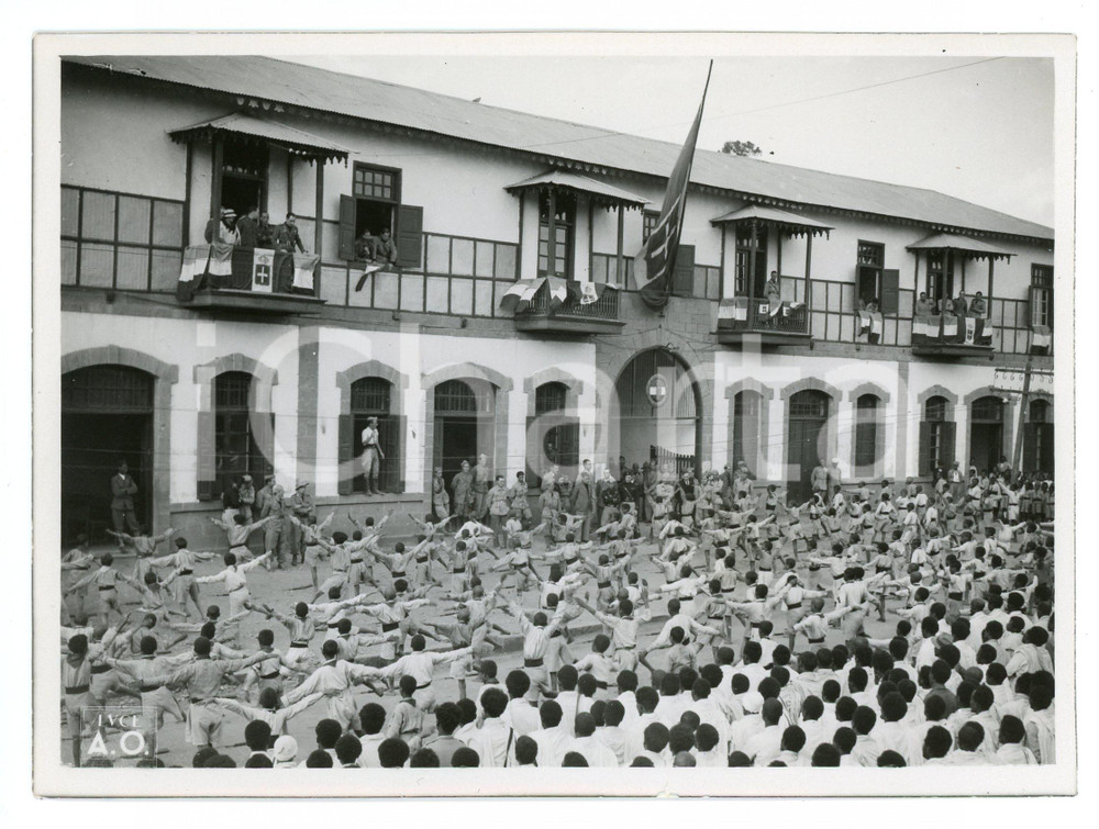1936 ADDIS ABEBA Giuseppe COBOLLI GIGLI Alessandro LESSONA Rodolfo GRAZIANI Foto Fotografia originale d'epoca, con timbro datario e didascalia al verso.Fotografia scattata in occasione della sfilata della Gioventù Etiopica del Littorio.  FAIR/discreto Lievi smussature agli angoli Formato: 18x13 cm originale e autentica 1