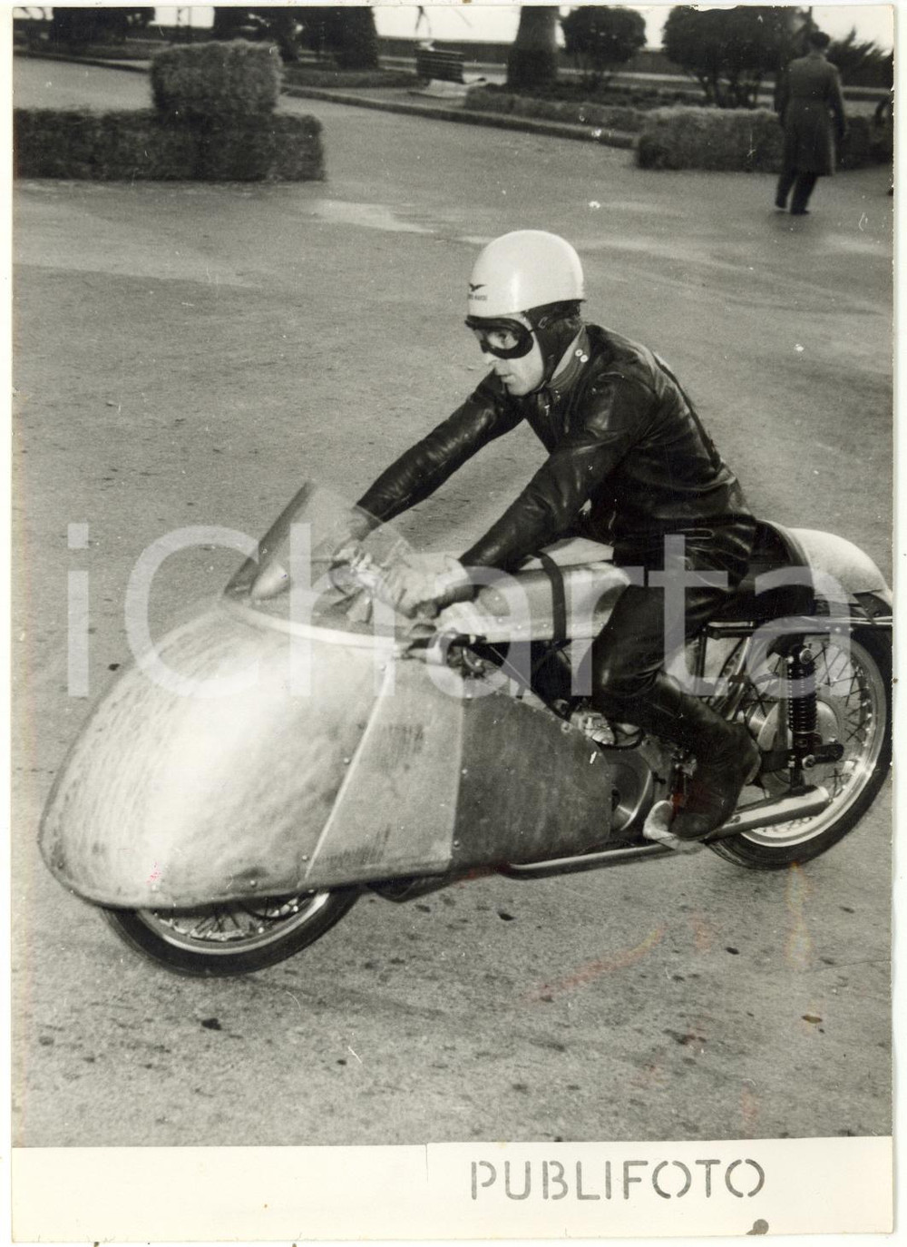 1954 CIRCUITO OSPEDALETTI - Ken KAVANAGH testa nuova MOTO GUZZI 500 cc carenata  Fotografia d'epoca con didascalia al verso.  CONDIZIONI: FAIR (evidente ondulatura al margine destro) FORMATO: 13x18 cm     originale e autentica 1