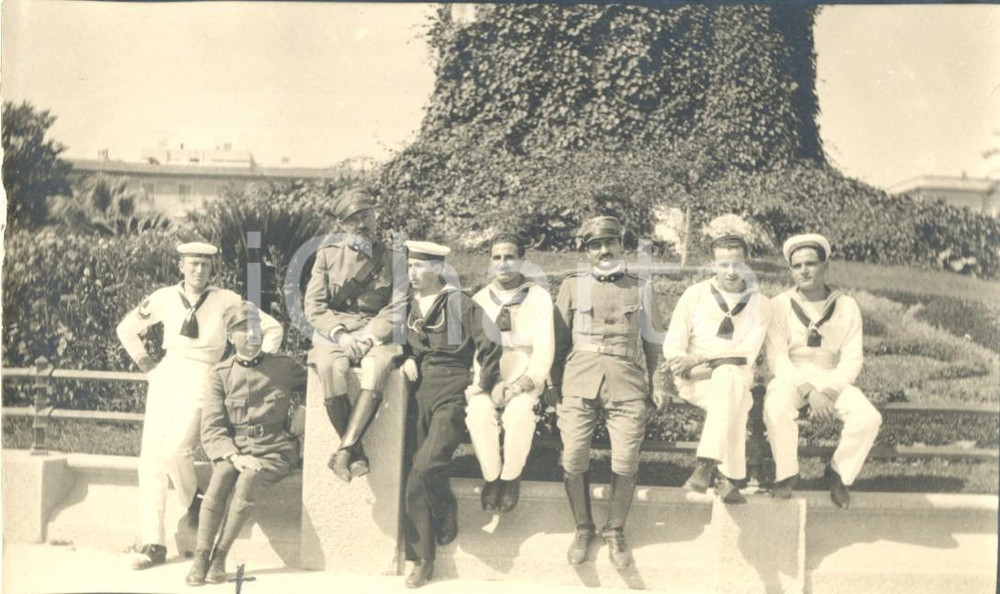 Fotografia d epoca originale 1915 WW1 LA SPEZIA Ufficiali artiglieria e Regia Marina ai Giardini Pubblici 2 1