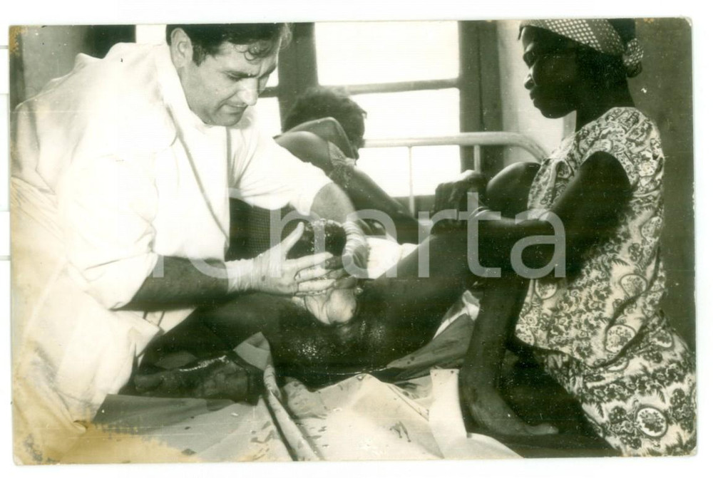 Fotografia d epoca originale 1970 ca MOZAMBICO Ospedale  Parto di una donna  Foto reportage medico 14x9 1
