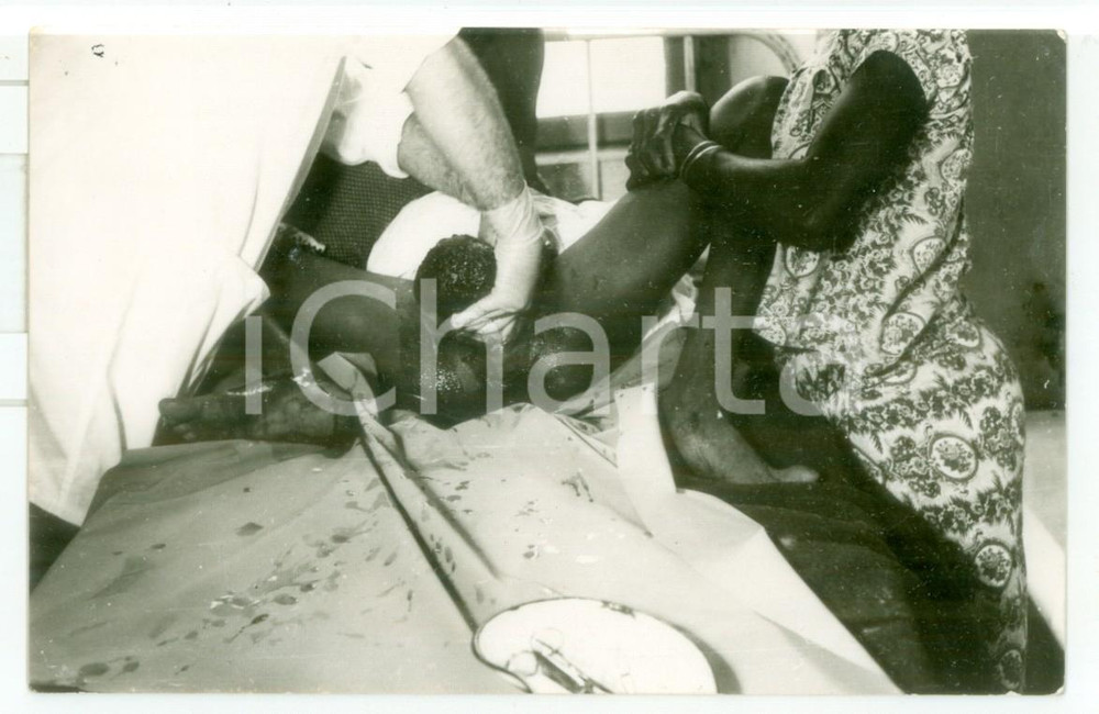 Fotografia d epoca originale 1970 ca MOZAMBICO Ospedale  Parto di una donna  Foto reportage medico 14x9 1