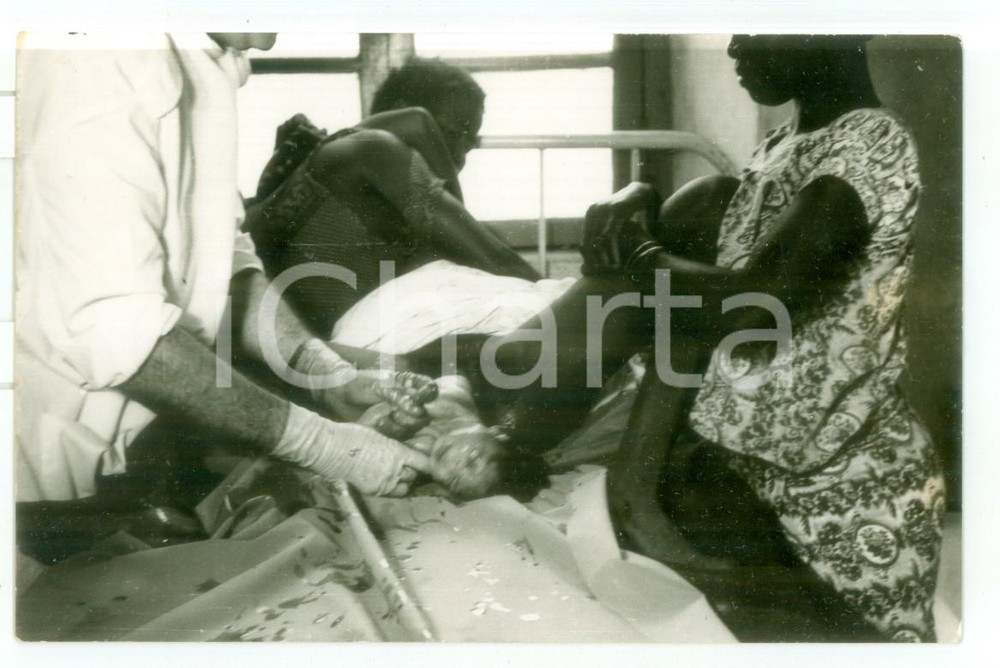 Fotografia d epoca originale 1970 ca MOZAMBICO Ospedale  Parto di una donna  Foto reportage medico 14x9 1