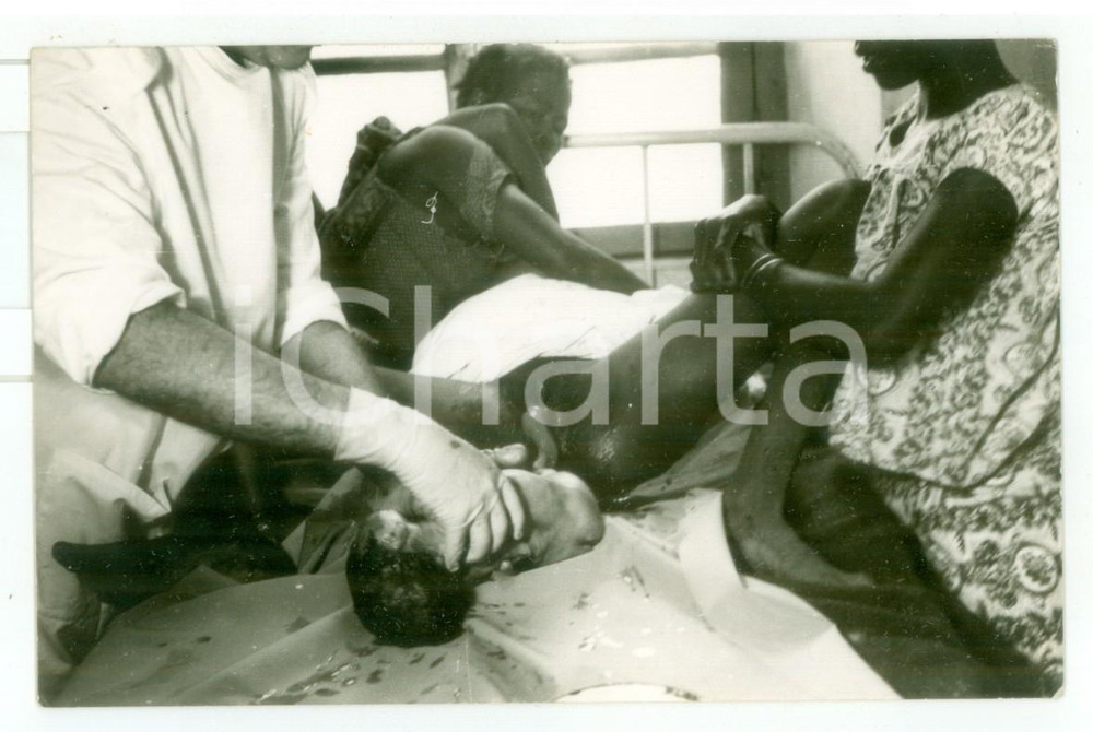 Fotografia d epoca originale 1970 ca MOZAMBICO Ospedale  Parto di una donna  Foto reportage medico 14x9 1