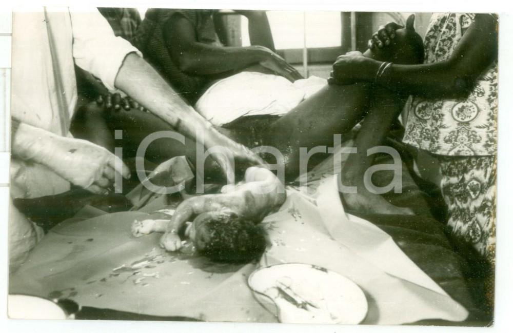 Fotografia d epoca originale 1970 ca MOZAMBICO Ospedale  Parto di una donna  Foto reportage medico 14x9 1