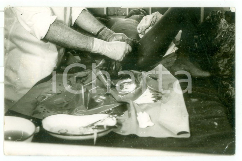 Fotografia d epoca originale 1970 ca MOZAMBICO Ospedale  Parto di una donna  Foto reportage medico 14x9 1