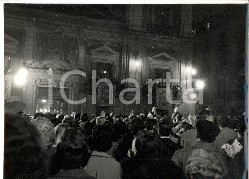 Fotografia d epoca originale 1960 MADRID Donna Fabiola MORA Y ARAGON al balcone omaggiata dalla folla Foto 1